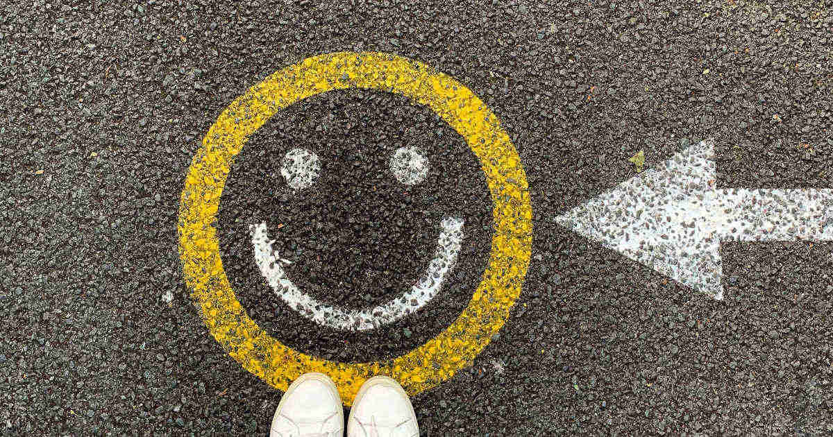 Uno smile disegnato sull'asfalto