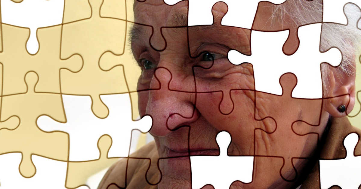 Un puzzle del volto di una persona anziana.